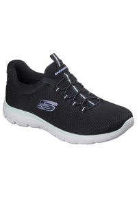 Chaussure de sport noire avec tige en mesh, lacets élastiques et semelle blanche rembourrée. Présente le logo Skechers en bleu clair contrastant.