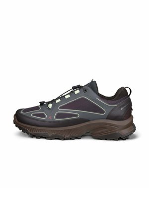 Chaussure de randonnée gris foncé et noire avec semelle marron, languette de traction et système de laçage rapide, vue de côté sur fond blanc.