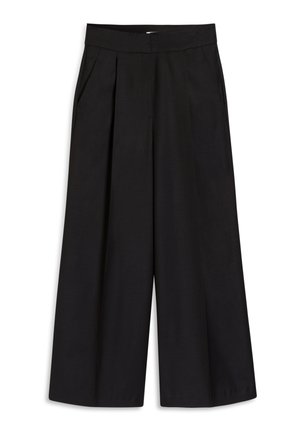 Schwarze, weite Hosen mit Falten, Gürtelschlaufen und seitlichen Taschen. Glattes Material mit taillierter Verarbeitung. Keine sichtbaren Beschläge oder Muster.