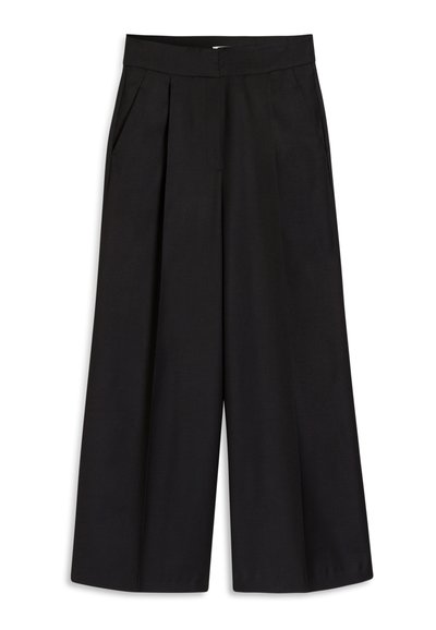 Pantaloni negri cu picioare largi, cu pliuri, bucle pentru curea și buzunare laterale. Material neted cu un finisaj croit. Fără accesorii vizibile sau modele.