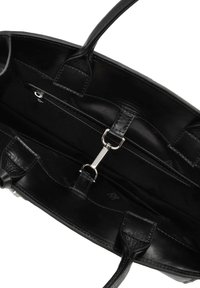 Melna ādas rokassoma ar gludu tekstūru, divām rokturiem un iekšējo kabatu ar rāvējslēdzēju, sudraba furnitūru un logotipa oderi.