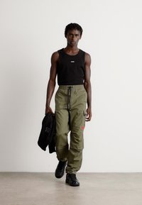 HUGO GARLO - Cargohose - dark beige