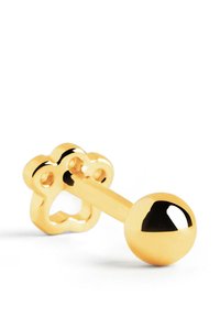 Ohrringe in Goldoptik mit einer floral gestalteten Basis, die Aussparungen aufweist, und einem glatten, sphärischen Stecker. Die Oberfläche ist glänzend und hat eine reflektierende Qualität.