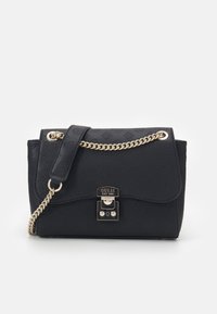 Svart syntetisk handväska med präglat logomönster, kedjesnodd i guldton och spänne. Rektangulär form med rundade hörn.