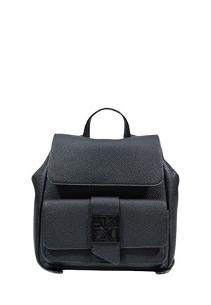 Mochila de cuero negro con superficie texturizada, solapa plegable, bolsillo delantero y detalles de hardware con marca. Diseño compacto y estructurado.