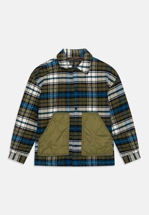 Karierte Jacke in Blau, Grün, Weiß und Schwarz mit Kragen, Knopfleiste und zwei großen, gesteppte olivgrüne Vordertaschen.