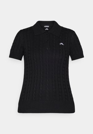 Μαύρο κοντομάνικο πλέκτο polo με υφή καλωδίωσης, ριπ κολλάρο και τέσσερα κουμπιά στη σειρά; διαθέτει ένα μικρό λευκό λογότυπο.