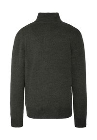 Dunkelgrüner Strickpullover mit hohem Kragen, gerippten Bündchen und Saum. Hat eine glatte Textur ohne sichtbare Muster oder Beschläge.