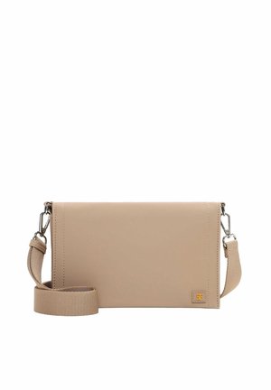 Beige rechthoekige crossbodytas met verstelbare stoffen riem en een klein geel logoplaatje aan de voorkant rechtsonder.