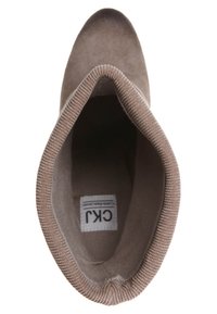 Kozaki za kostkę w kolorze taupe z zamszu, z karbowanym kołnierzem, zaokrąglonym noskiem i gładkim wnętrzem. Widoczna metka z logo wewnątrz.