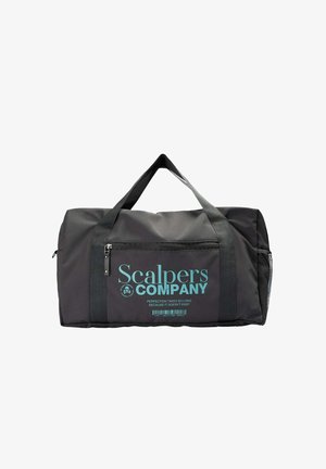 Schwarze Reisetasche mit zwei Griffen, vorderer Reißverschlusstasche und türkisfarbenem "Scalpers Company"-Schriftzug mit Tagline und Barcode-Detail.
