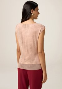 Blush-pink ärmelloses Oberteil mit einem strukturierten Muster aus silbernen Nieten, mit einem rundem Ausschnitt und leicht taillierter Silhouette.