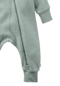 Fleece baby jumpsuit in zacht groen, met lange mouwen, een rits aan de voorkant en elastische manchetten bij de polsen en enkels.