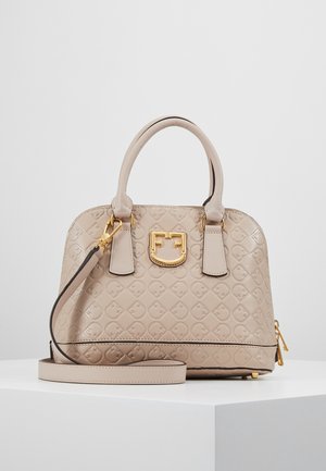 Beige Lederhandtasche mit geprägtem geometrischem Muster, goldener Logo-Plakette, doppelten Griffen, abnehmbarem Schulterriemen und goldenem Reißverschluss auf weißer Oberfläche.