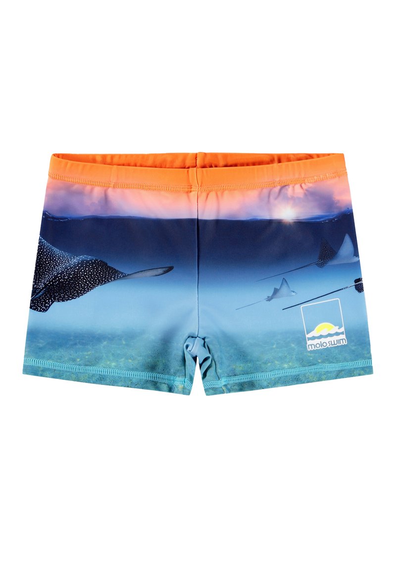 Costumi da bagno per bambini con una vita arancione e una stampa sott'acqua di razze aquila maculate che nuotano al tramonto.