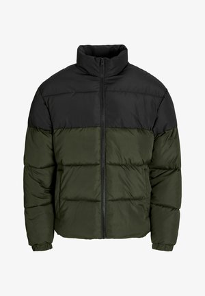 Giacca a vento con sezione superiore nera e parte inferiore verde scuro. Caratterizzata da un colletto alto e un design trapuntato con cuciture orizzontali.