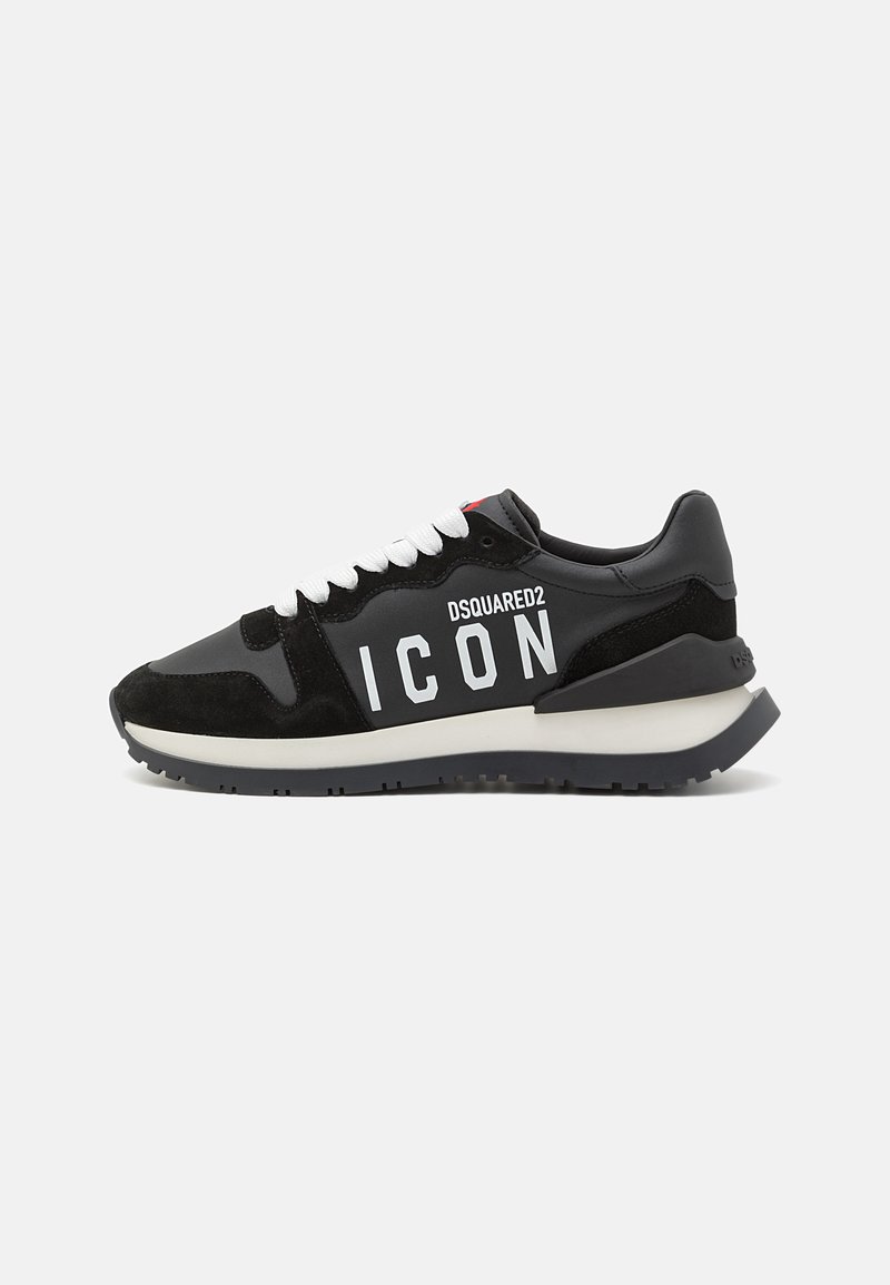Sort sneaker med ruskind og læder, hvide snørebånd og fede "ICON" bogstaver. Har en grå mellemsål og tekstureret gummisål.