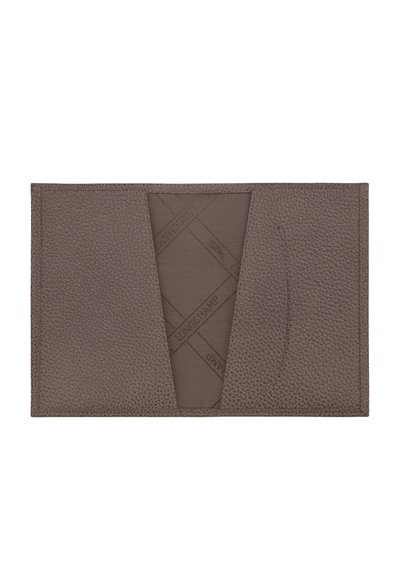 Braune Lederbörse geöffnet, die eine strukturierte Außenseite und ein Innenfutter aus Stoff mit dem Longchamp-Logo-Muster sowie Kartenfächer zeigt.