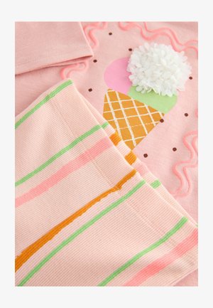 Medvilninis marškinėlis su rožinės spalvos ledų grafika, apsupta rudų taškelių. Dryžuoti rožiniai šortai turi žalių, oranžinių ir rožinių linijų.