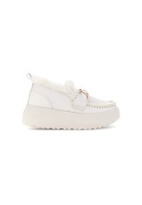 Valkoiset sneakerit, joissa on tekoturkisreunus, erottuva ommel ja koristeellinen kultainen yksityiskohta. Varustettu paksulla, teksturoidulla kumipohjalla ja lenkkikannalla.