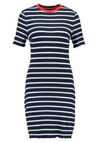 Niebiesko-biało paskowana sukienka z prążkowanego materiału z krótkimi rękawami i czerwonym kołnierzykiem. Posiada dopasowany krój oraz falbaniaste detale u dołu.