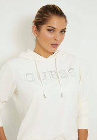Guess FRONTLOGO STRASS - Felpa con cappuccio - weiß