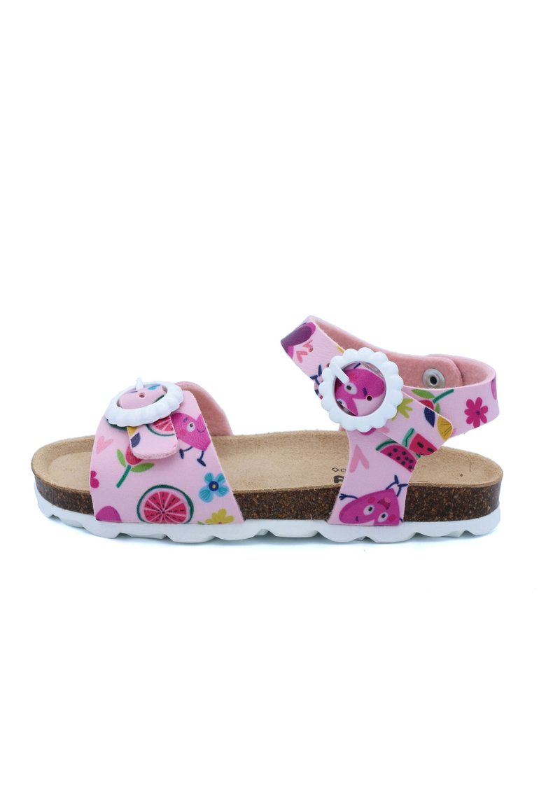 Sandales roses avec un motif floral et fruité, dotées d'un pied en liège, d'accents blancs et d'une sangle ajustable avec un fermoir floral.