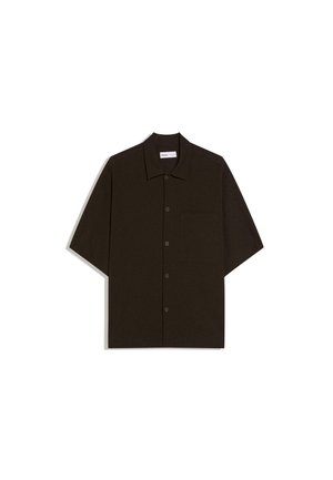 Tummanruskea lyhythihainen napillinen paitapusero kauluksella ja rintataskulla, aseteltu tasaiseksi valkoiselle taustalle.