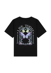Zwarte T-shirt met kleurrijk grafisch ontwerp met een vlinder en bloemelementen, tekst "LIVE TODAY" in stijlvol lettertype. Korte mouwen.