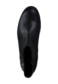 Stivale alla caviglia in pelle nera con punta rotonda, lati elasticizzati e zip laterale per una facile vestibilità, con una superficie testurizzata e una finitura liscia.