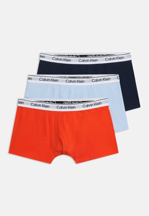 Kolm paari meeste bokserpükse tumesinises, helesinises ja oranžis, igaühel valge vöölaeuga, millel on Calvin Kleini logo.