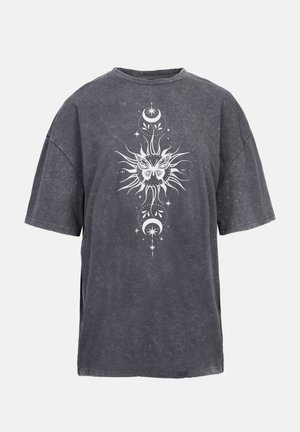 T-shirt en coton gris surdimensionné avec un design graphique central blanc représentant un papillon, un soleil et des éléments célestes. Texture vieilli.