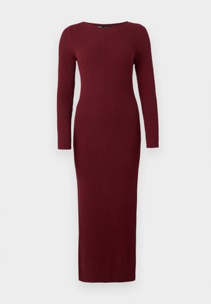 Rochie maxi tricotată ribbed de culoare burgundă, cu mâneci lungi și decolteu tip barcă, având o siluetă ajustată și o textură subtilă pe întreaga suprafață.