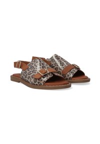 Luipaardprint sandalen met bruine banden en metalen gespen, met een open teen ontwerp en platte rubberen zolen. Gestructureerd dierenpatroon.