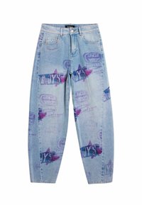 Jeans blu chiaro con testo grafico viola e rosa e motivi a stelle, dotati di tasche frontali e chiusura con bottone in vita.