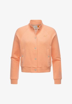 Chaqueta bomber color melocotón claro en tela suave, con cierre de botones a presión, dos bolsillos laterales, puños acanalados y un pequeño logo bordado.