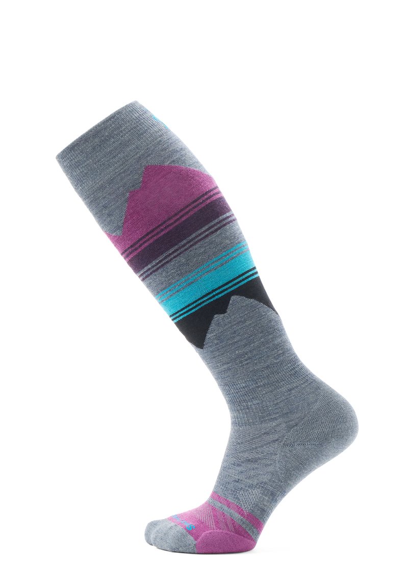 Skarpetki do kolan w kolorze szarym z wzorem górskim w odcieniach fioletu, czerni i niebieskiego. Zawierają wzmocnioną piętę i palec oraz strukturalną tkaninę.