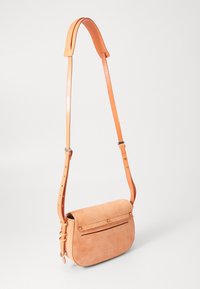Borsa a tracolla in pelle di un arancione chiaro con una texture scamosciata, chiusura a patta, tracolla regolabile e dettagli in metallo dorato.