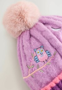 Lila gestrickte Mütze mit einem gestickten Eulendesign, weichem rosa Pompon und strukturiertem Stoff mit blattförmigen Stickdetails.