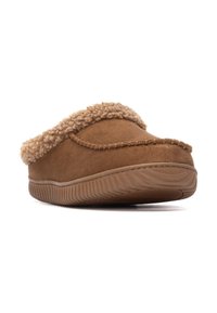 Zapatilla de ante marrón con un forro de piel sintética de imitación de color beige texturizada, forma curvada y suela de goma con patrones estriados para mayor agarre.