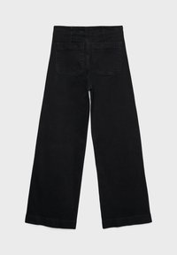 Weite schwarze Denim-Hosen mit einer soliden Textur, die zwei Gesäßtaschen und eine genähte Verabeitung entlang des Bundes und Saums aufweisen.