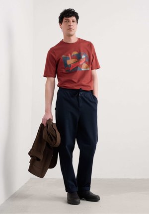 MIDWATCH  - T-shirt con stampa - red - quay shapes conker