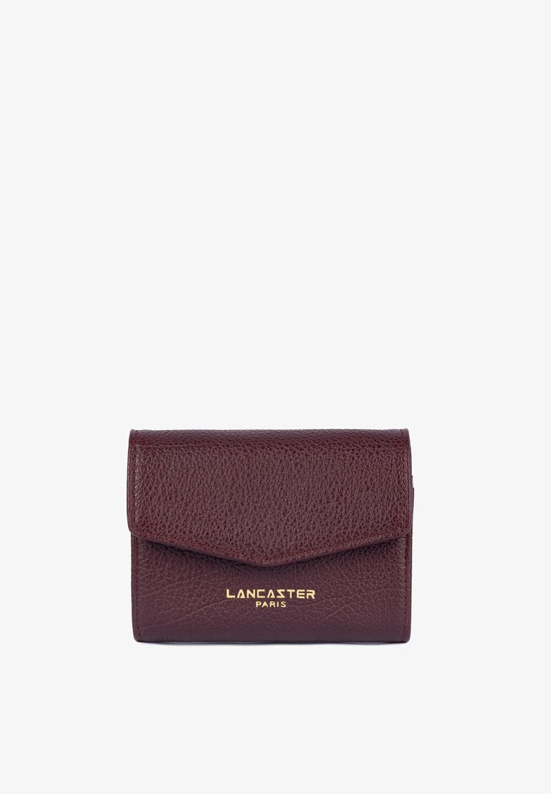Portefeuille en cuir texturé marron foncé avec fermeture à rabat et logo doré "Lancaster Paris" centré sur le devant.