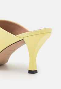 BOSS CHARLOTTE SABOT - Mules de salto - medium yellow