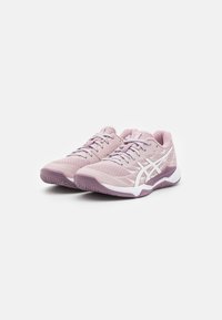 Zapatillas deportivas de color púrpura claro con parte superior de malla, detalles en blanco, suelas texturizadas y un detalle en la mediasuela en contraste. Diseño con cordones y collar acolchado.