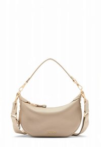 Sac à main en cuir beige avec une forme courbée, une bandoulière détachable, des ferrures dorées et une fermeture zippée. Logo visible sur le devant.