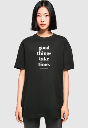 GOOD THINGS TAKE TIME  BOYFRIEN - Print T-shirt - black
