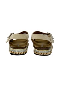 Sandali beige con doppie cinghie regolabili, soletta testurizzata e suola in juta intrecciata con strisce marroni, crema e dettagli dorati.
