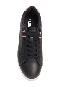 Sneaker in pelle nera con design perforato, lacci neri, dettagli in oro rosa e suola in gomma bianca. Numero 39.
