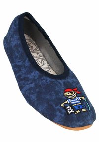 Marineblaue Hausschuhe aus strukturiertem Stoff, mit einem gestickten Cartoon-Piraten-Design. Weiche Innenseite mit einer Gummisohle.